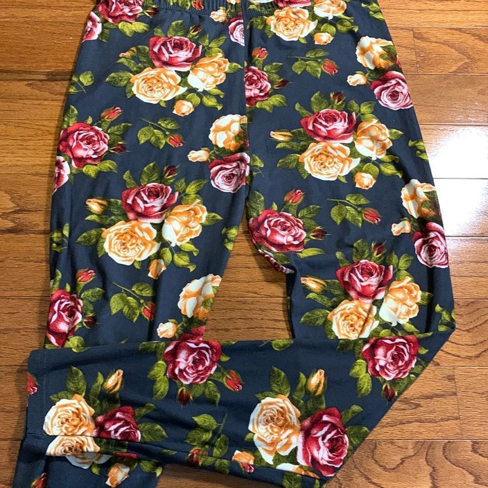 Ladies OSFA dark gray leggings w/floral detail of orange, red, pink and green